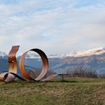Das-suggestive-Kunstwerk-neben-dem-Wetterkreuz-gibt-einen-kleinen-Einblick-in-das-Leben-Walthers-von-der-Vogelweide