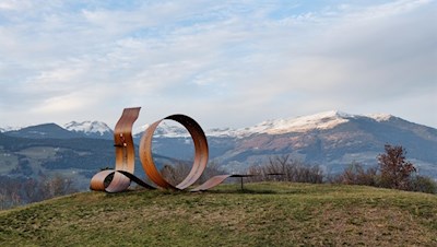 Das suggestive Kunstwerk neben dem Wetterkreuz gibt einen kleinen Einblick in das Leben Walthers von der Vogelweide