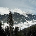 Blick in den winterlich verschneiten Talkessel