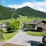 Von der Talstation folgt der Weg zunächst der asphaltierten Straße