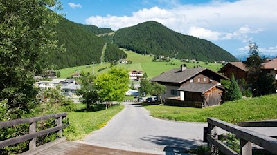 Von der Talstation folgt der Weg zunächst der asphaltierten Straße
