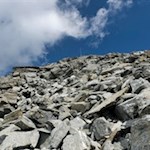 Über schroffe Schieferblöcke auf die Dreieckspitze