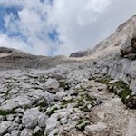 Durch das karge Gelände in Richtung Lavarella