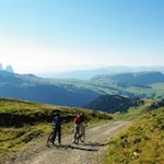 Radfahren vor dem Schlern und der Seiser Alm