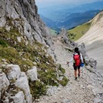 Trittsichere Wanderer können bei der Lawinenverbauung auch dem steilen Schotterweg folgen