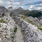 Attraverso le trincee fino al Passo di Valparola