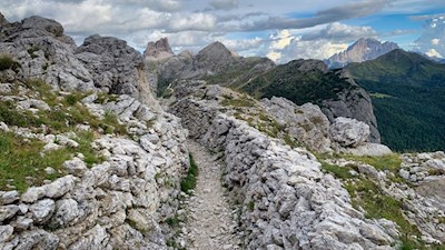 Through trenches back to the Valparola pass