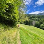 Vor der Kulisse der Raschötz zum Pedrutscherhof