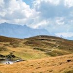 Inmitten sanfter Bergweiden liegt der friedvolle Glittner See