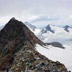 Keck-thront-das-Becherhaus-auf-seinem-becherförmigen-Namensgeber