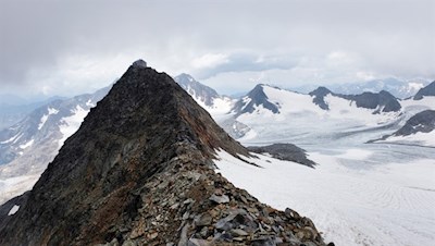 Keck thront das Becherhaus auf seinem becherförmigen Namensgeber