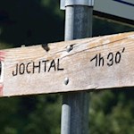 Von Vals folgt man der Beschilderung Nr. 10  in Richtung Jochtal