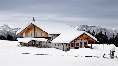 Vor der Kulisse der Dolomiten präsentiert sich die Gasserhütte