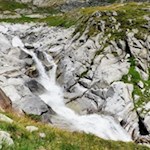 Längs des Weges trifft man immer wieder auf eiskalte Gebirgsbächlein