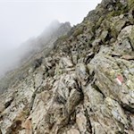 Der Weg auf die Eidechsspitze führt durch felsendurchsetztes Gelände