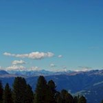 Des Wanderers Blick schweift auf die Rittner Alm und den Villanderer Berg