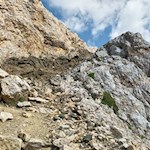 Das dunkle Gestein erinnert an den Ausbruch des Vulkans von Predazzo