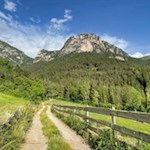 Mit Blick auf die Völseggspitze zur Tschafonhütte
