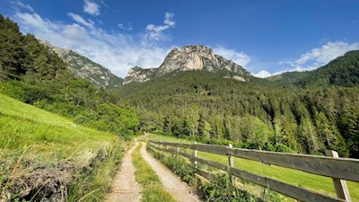 Mit Blick auf die Völseggspitze zur Tschafonhütte