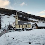 Neben der Kirche in Vinaders finden sich einige Parkmöglichkeiten