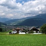 Der Waldweg Nr. 6A nimmt etwas oberhalb der Riedlerhöfe seinen Anfang