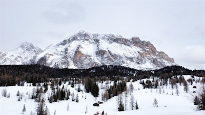 Auf den Armentarawiesen erschließen sich schöne Ausblicke auf den Heiligkreuzkofel
