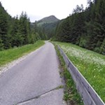 Allmählich wird die Bergstraße steiler
