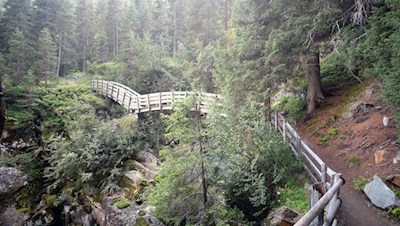 Holzbrücken geleiten sicheren Fußes über die rauschenden Wassermassen