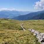 Unterwegs öffnen sich schöne Ausblicke auf die Dolomiten