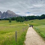 Im zweiten Teil der Wanderung zieht das Langkofelmassiv die Wanderer in seinen Bann
