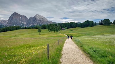 Im zweiten Teil der Wanderung zieht das Langkofelmassiv die Wanderer in seinen Bann