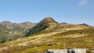 Ausblick von der Platte auf den nahen Sambock, die Plattner- und die Bärentalerspitze