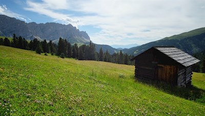 Unsere kurze Wanderung führt durch die malerischen Peitlerwiesen