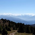 Der Weg führt über aussichtsreiche Wiesen- und Haidehänge