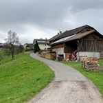 Zuletzt folgt die Wanderung einem Sträßchen nach Hofern