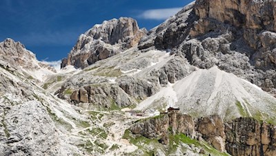 Die Vajolethütte wird von hochaufragenden Felsformationen umsäumt