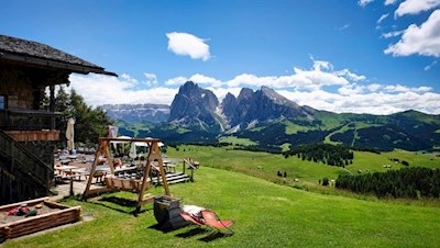 Auf der Sonnenterrasse der Contrin Schwaige öffnen sich schöne Ausblicke