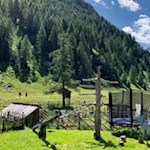 Die Bergalm in Jaufental wartet auch mit einem Trampolin auf
