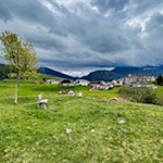 Hinter Lajen erheben sich die Grödner Dolomiten