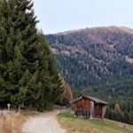 Sanft schlängelt sich der Rundweg Meransen durch die idyllische Landschaft