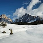 Unser Blick fällt auf die majestätischen Felswände des Lang- und Plattkofel