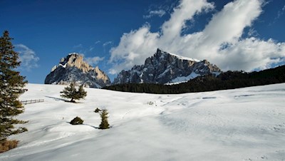 Unser Blick fällt auf die majestätischen Felswände des Lang- und Plattkofel