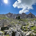 Durch stein- und felsbeschlagene Wiesen zur Pederiva Hütte