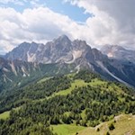 Bereits während des Anstiegs auf den Sarlkofel öffnen sich schöne Ausblicke auf die Pragser Dolomiten