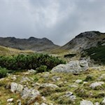 Durch steinbeschlagene Grashänge zur Flaggerschartenhütte