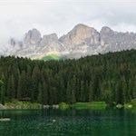 Blick auf den Rosengarten vom Karersee