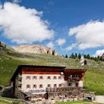 Inmitten einer berückenden Landschaft liegt die Lavarellahütte auf 2042 m Höhe