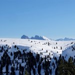 Am Horizont tauchen der Lang- und Plattkofel auf
