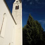 Die Knappenkirche St. Magdalena vor klarem Himmel