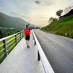 Der letzte Teil der Wanderung führt auf dem Gehsteig nach Tiers zurück